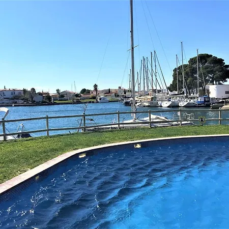 Apartment En Con Vistas Al Canal Y Piscina Roses